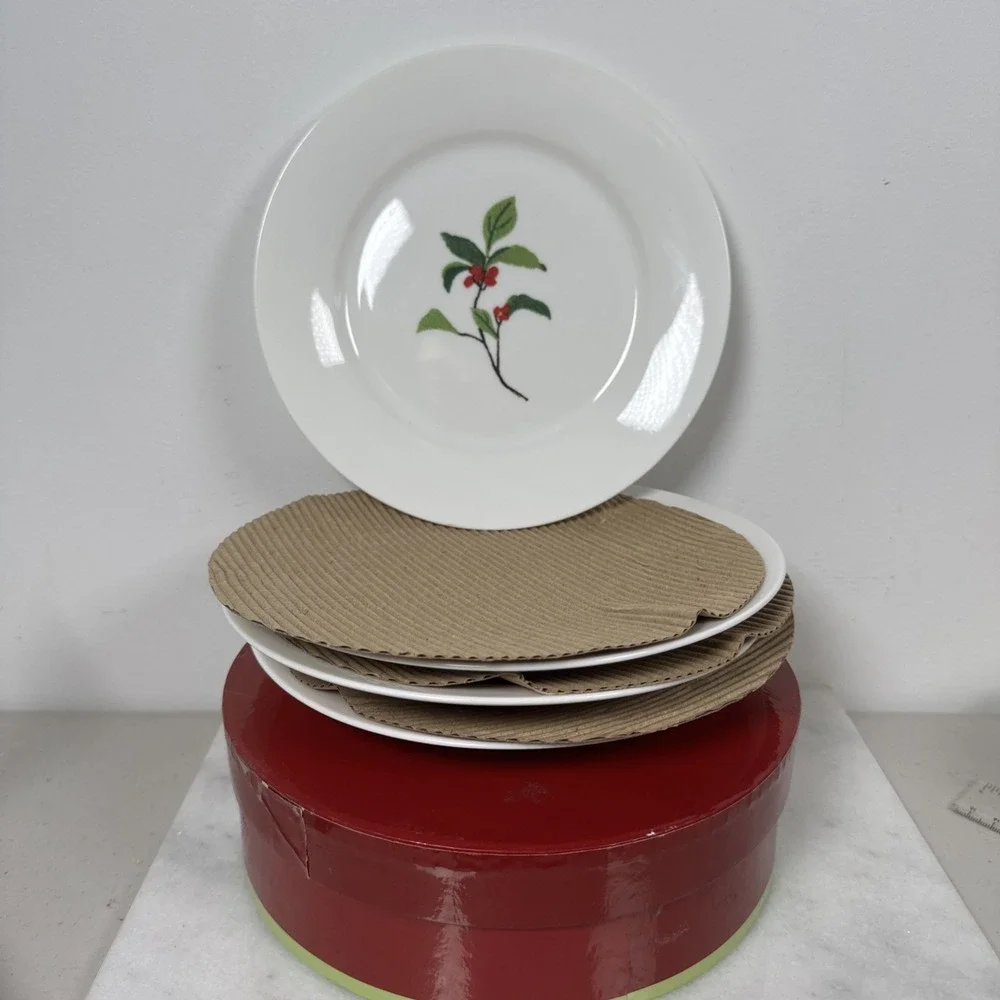 Crate & Barrel Holiday Salad Dessert Plates Set Of 4 With Holly And Acorns